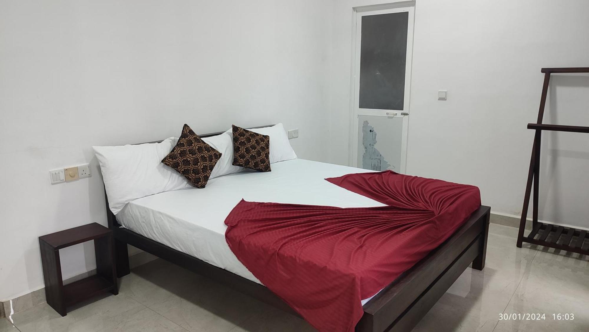 Laxsume Guest House Нилавели Номер фото