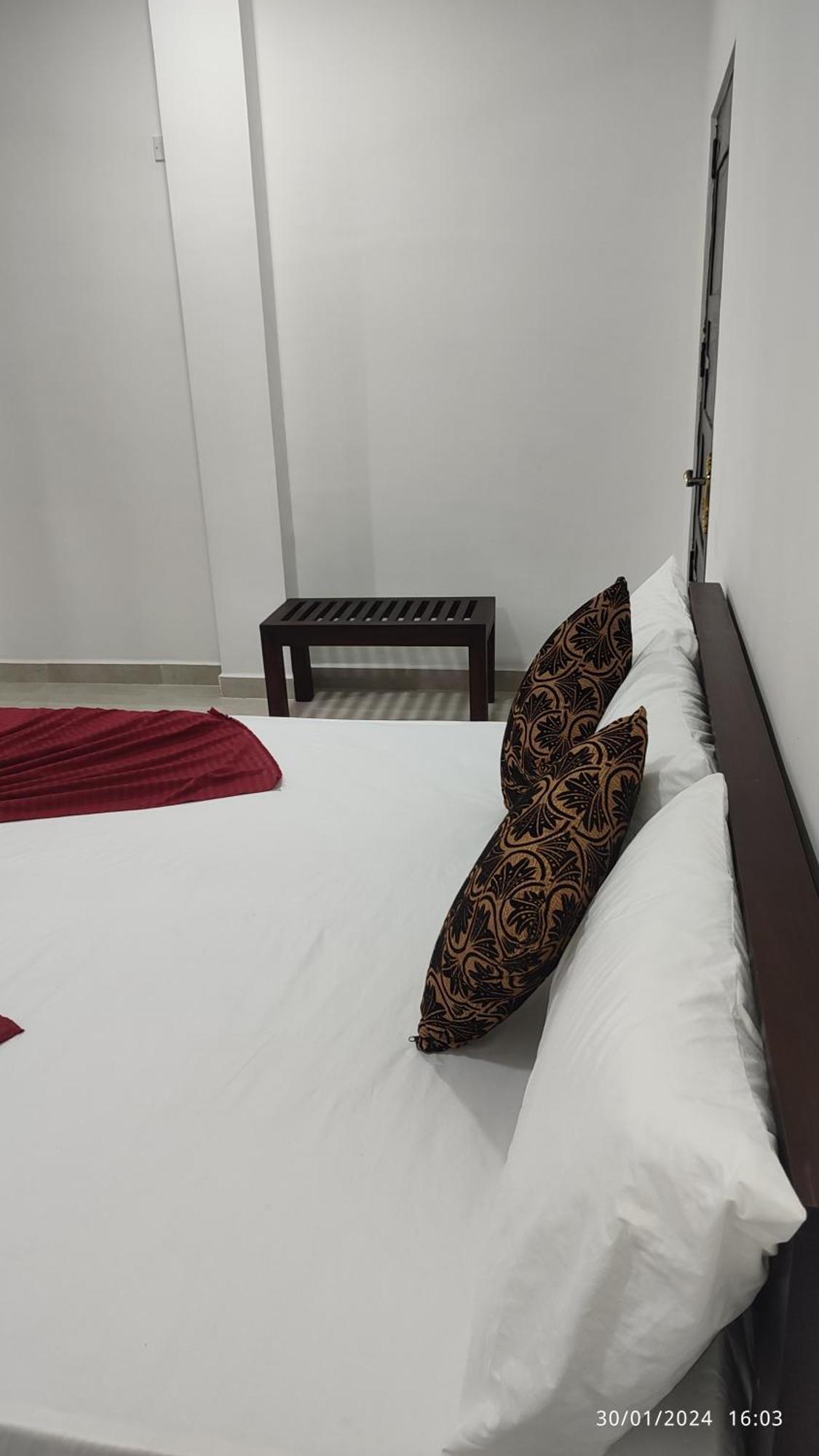 Laxsume Guest House Нилавели Номер фото