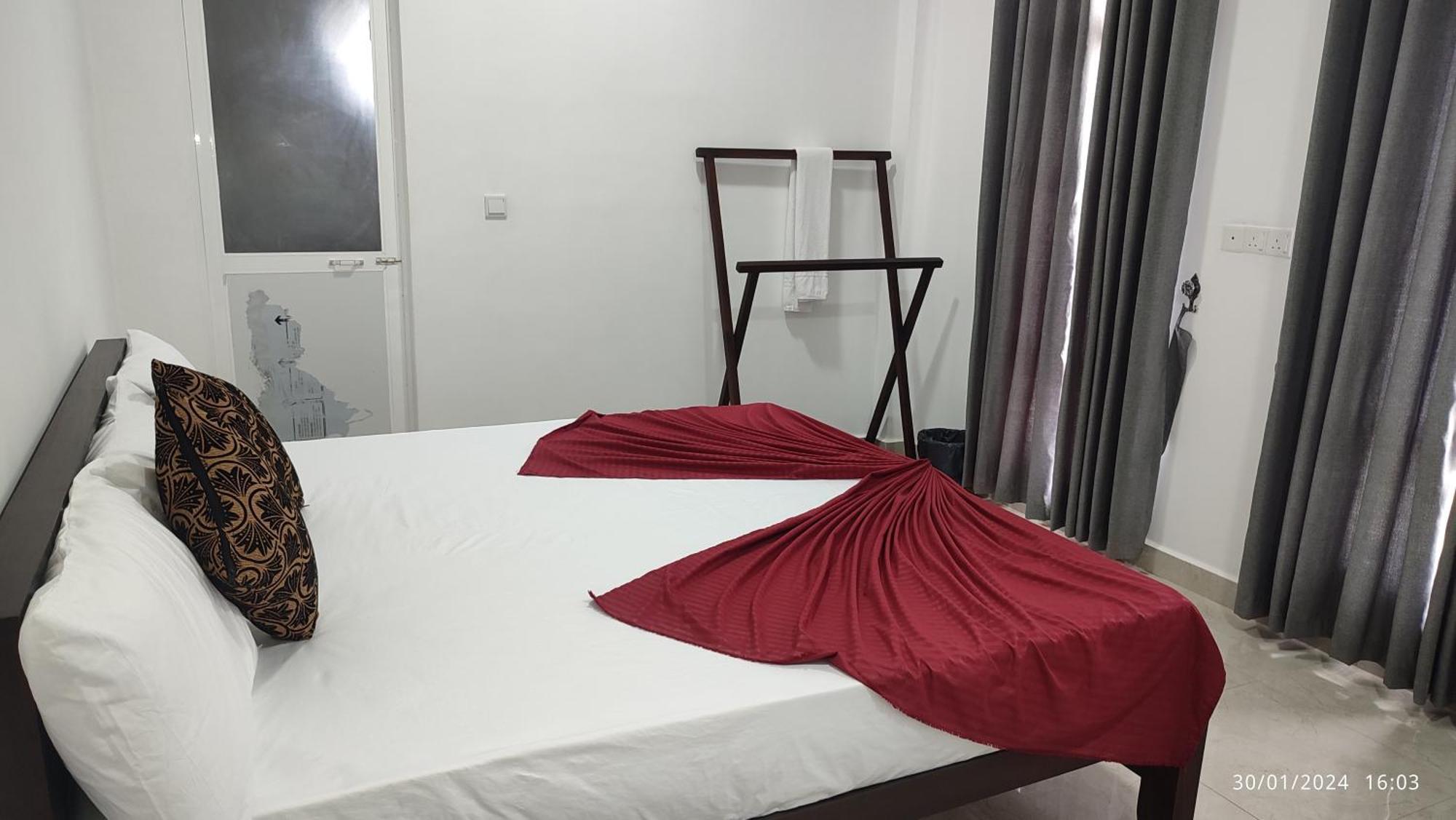 Laxsume Guest House Нилавели Номер фото